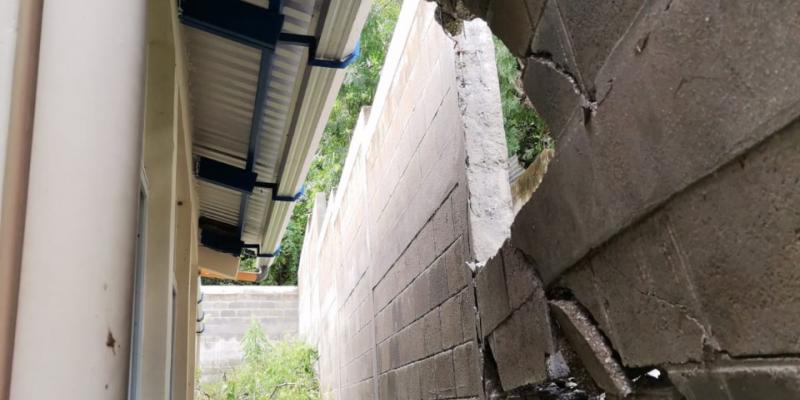 Colapso de muro perimetral de la EORM aldea Lajillal, Gualán, Zacapa.