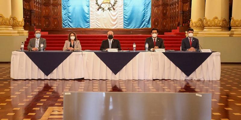 El Ministro de Economía, Antonio Malouf (centro), acompañado de los viceministros de Economía, presenta el informe de gestión.