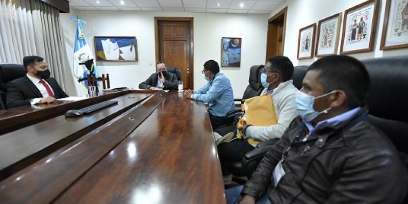 Presidente Alejandro Giammattei recibe a autoridades del municipio de Nahualá