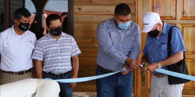 De izquierda a derecha: Lic. Israel Quiñónez, encargado de la oficina COPADEH en Puerto Barrios, Lic. Fredmann Pacay, director de Atención a la Conflictividad –DIDAC, de COPADEH, Héctor Alarcón, gobernador departamental, y Licenciado Rigoberto Casasola (con gorra), Director Ejecutivo de COPADEH,  cortaron la cinta simbólica.