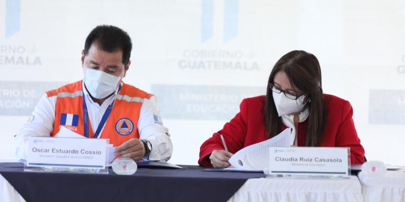 Mineduc firma Convenio con Conred para acciones interinstitucionales para mitigar y atender daños por desastres