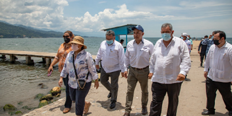 Ministro Mario Rojas y el alcalde de Omoa, Honduras, recorren la playa de ese municipio.