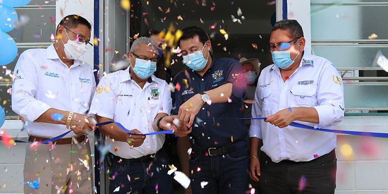 Corte de cinta en la inauguración del comedor social en Río Bravo, Suchitepéquez