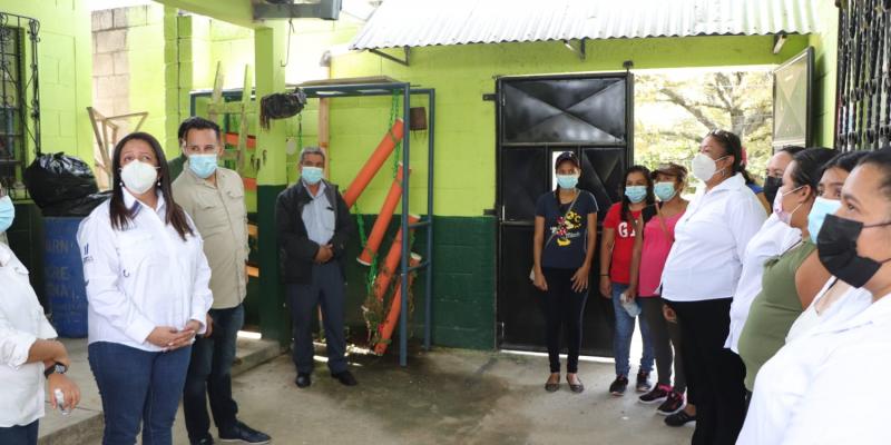 Ministra Claudia Ruíz realizó monitoreo en centros educativos remozados en Baja Verapaz 
