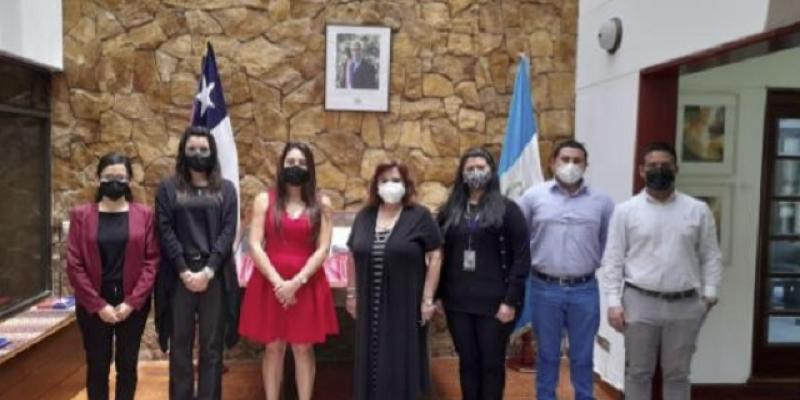 Visita del Minex a Embajada de Chile