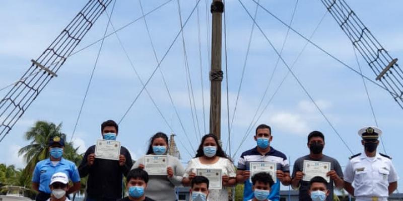 Los marinos mercantes son personas capacitadas para realizar trabajos a bordo de una flota mercante internacional