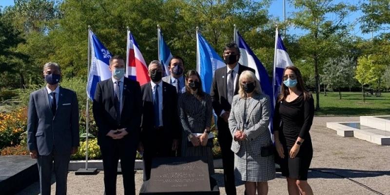 Develación de placa en Quebec