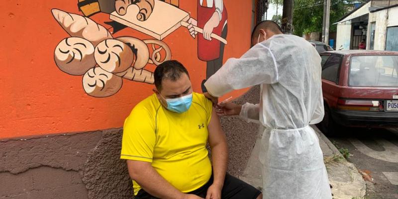 Brigadas Móviles de Vacunación realizando el proceso de inmunización en la colonia Bethania, zona 7 de la ciudad capital