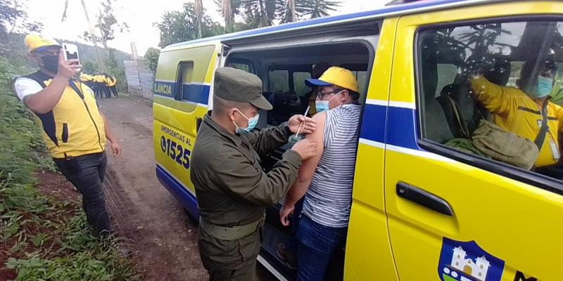 Soldados apoyan vacunación móvil en Santa Catarina Pinula.