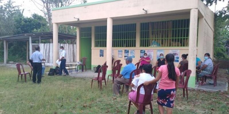 Familias firman solicitudes de créditos