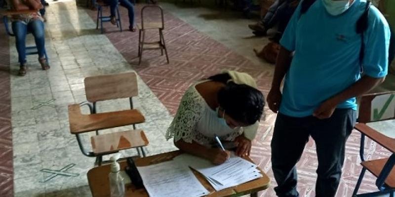 Beneficiarios firman solicitud de crédito en Zacapa y Chiquimula