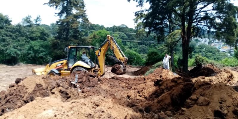 Cuerpo de Ingenieros del Ejército de Guatemala apoyó en la excavación de fosas en el cementerio La Verbena