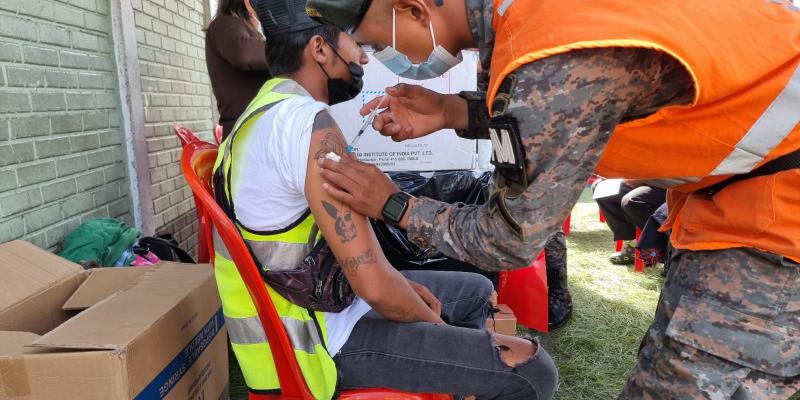 Apoyo en el puesto de vacunación instalado en el Centro de Atención Integral -CAI- del mercado La Terminal