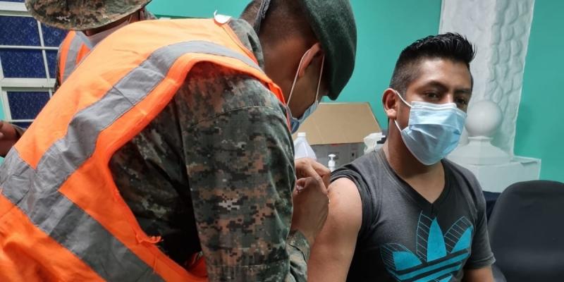 Apoyo en el desarrollo de jornadas de vacunación para el personal que labora en distintas empresas de Villa Nueva