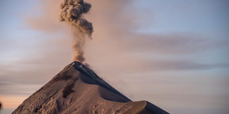 Vista al volcán de Fuego. Foto de archivo.