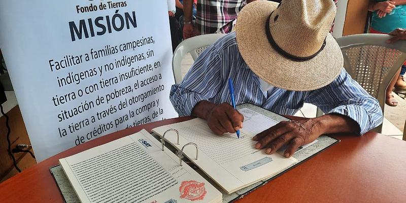 Familias firman Escrituras de la tierra que posesionan