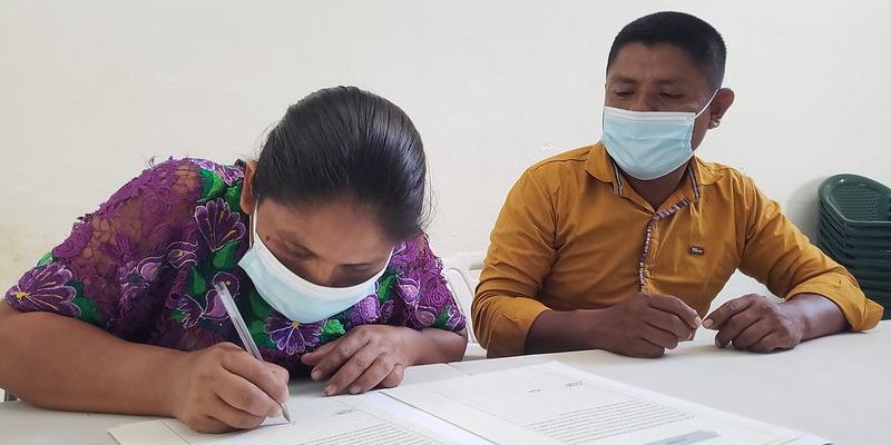 Familias firman Escrituras Públicas