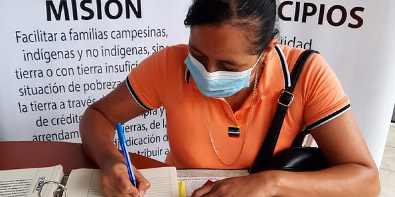 Familias firman Escrituras