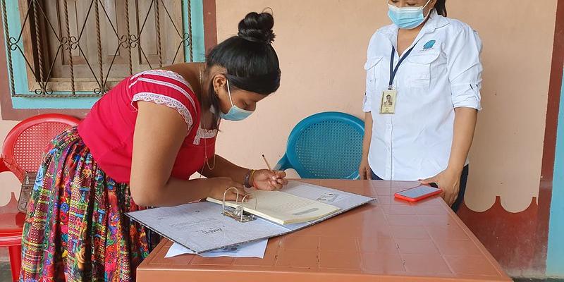 Familias firman Escrituras