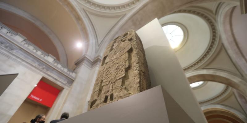 Estela de la Reina Seis Cielo de Naranjo-Sa’al se exhibe en el Museo Metropolitano de Arte de Nueva York -MET-