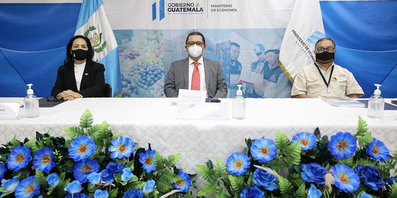 El Viceministro de Desarrollo de la Mipyme, Sigfrido Lee (centro), preside conferencia de prensa.