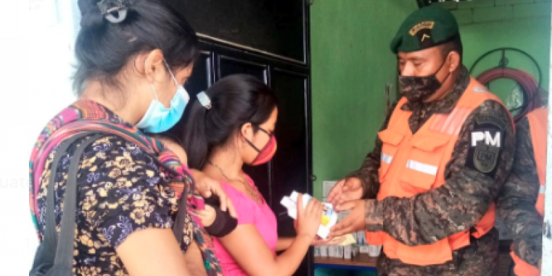 Ejército de Guatemala apoya jornadas médicas en aldeas de San Juan Sacatepéquez