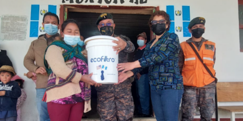 Entrega de insumos escolares y filtros de agua potable a familias de San Marcos. 