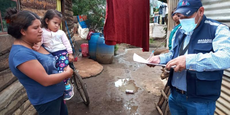 Personal de Mides llenando FECS en Chimaltenango