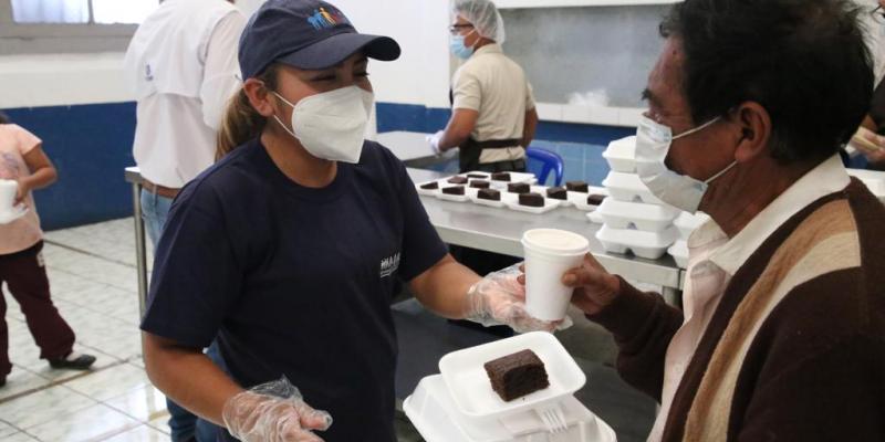 Personal de Mides atendiendo a usuario de Comedor Social