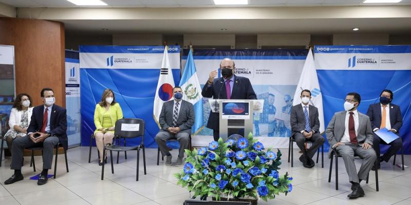 El Ministro de Economía, Antonio Malouf, preside la conferencia de prensa sobre la gira comercial que se llevara a cabo en la República de Corea a fin de este mes.
