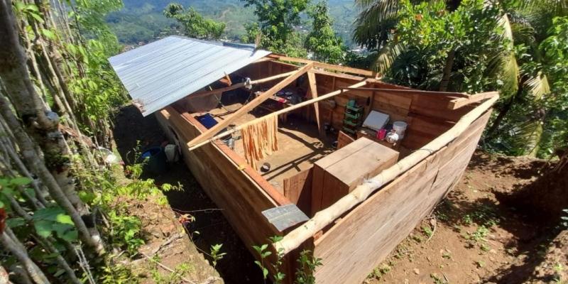 Fuertes lluvias y fuertes vientos provocaron daños en vivienda ubicada en el departamento de Alta Verapaz.
