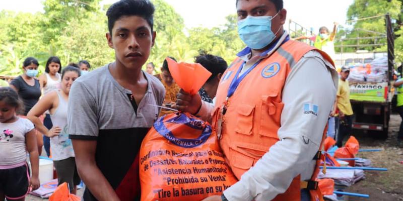 Entrega de ayuda humanitaria a personas afectadas por lluvias e inundaciones en el municipio de Taxisco, Santa Rosa.