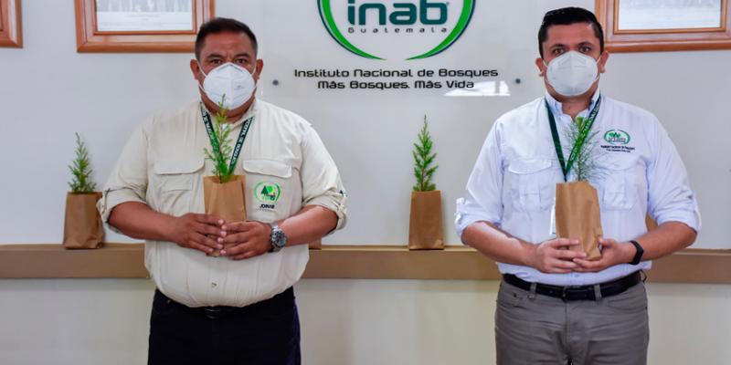 Ing. Rony Granados, gerente del INAB e Ing. Hugo Flores, director de manejo y restauración de bosques. 