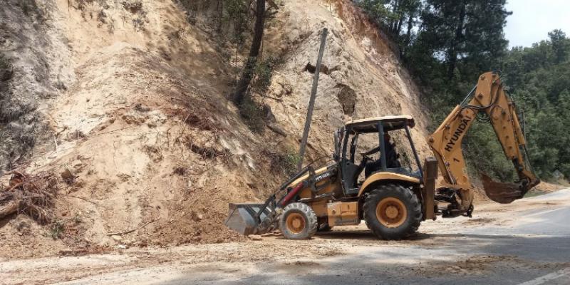 Limpieza por derrumbe en el municipio de San Jerónimo, Baja Verapaz.