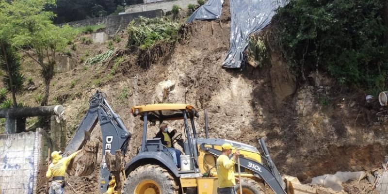Sistema CONRED realiza limpieza por derrumbe en Santa Catarina Pinula, Guatemala.