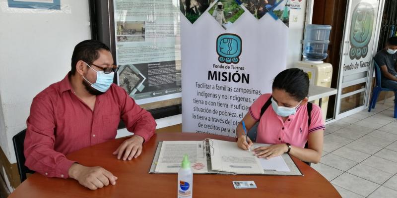 Familias firman Escrituras