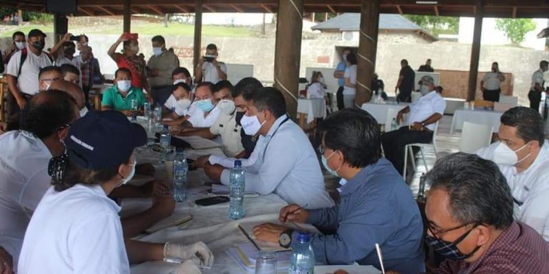 Personal del Viceministerio de Desarrollo Sostenible y pobladores sostienen una reunión de trabajo en Izabal. 