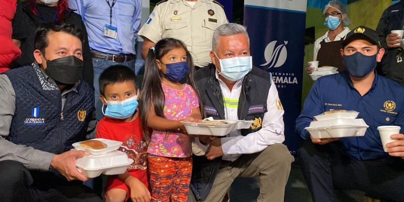 Autoridades de Mides y Mingob con usuarios de Comedor Social en albergue