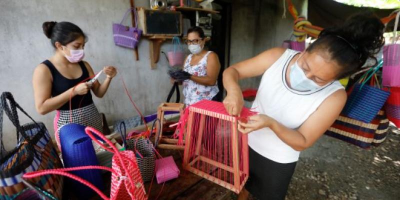 Técnicos de SOSEP han capacitado a diferentes Unidades Productivas. Las mujeres beneficiarias aprendieron a elaborar bolsas plásticas de diferentes estilos.