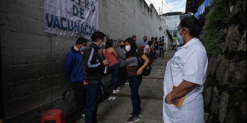 Comerciantes hacen fila para la primera dosis de vacuna. 