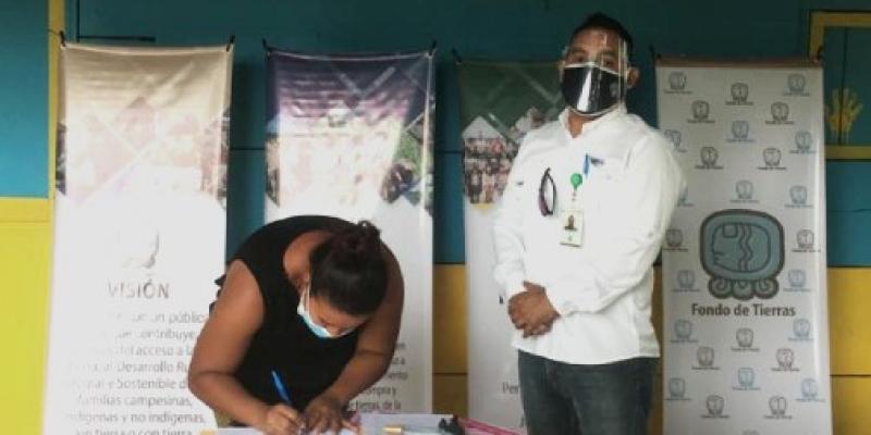 Familias de la comunidad Ixmucané firman resolución 