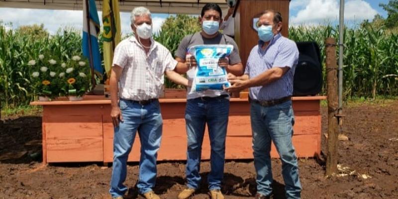 Productores de la Costa Sur reciben semilla de maíz ICTA Grano de Oro