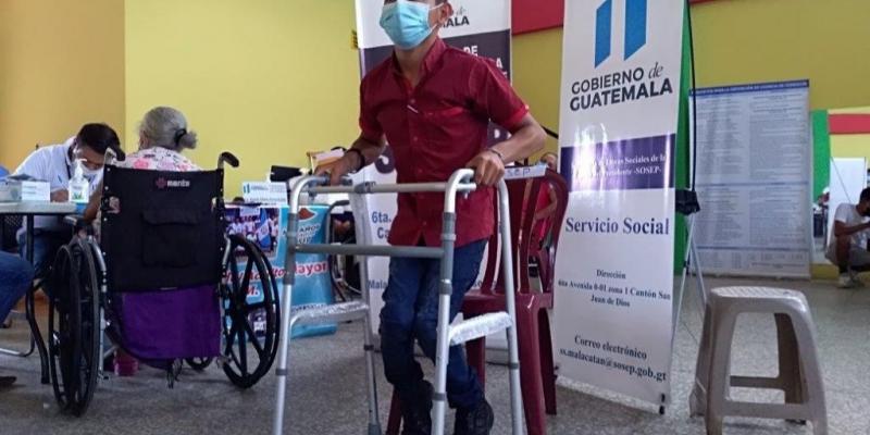 Adultos y niños fueron beneficiados con entrega de equipo médico ambulatorio y otros insumos.