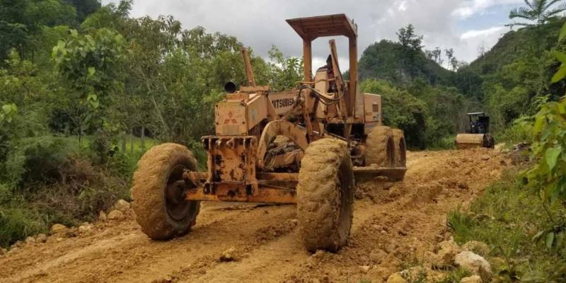  En dos comunidades de San Luis se llevan a cabo labores para mejorar las vías de acceso en el municipio