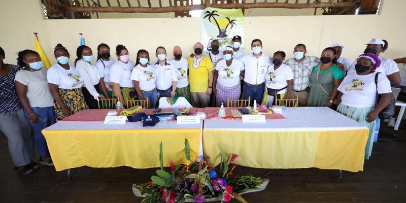 Autoridades del Ministerio de Economía y de la Municipalidad de LIvingston, posan junto a mujeres emprendedoras del lugar.