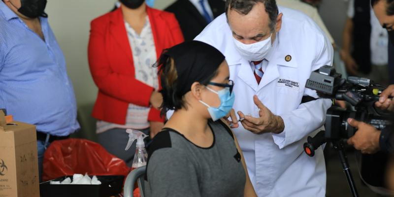 Presidente vacuna a vecinos de San Miguel Petapa 