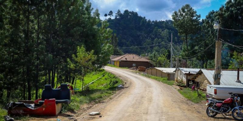 Representantes de varias comunidades de la cabecera departamental de Totonicapán recibieron los trabajos de 40 kilómetros de mantenimiento, balastado y conformación a las carreteras internas realizadas por la Unidad de Convoyes Regionales