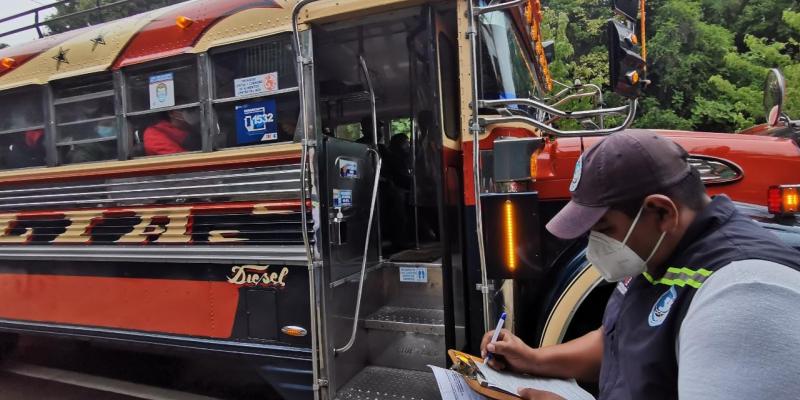 Tres unidades del transporte extraurbano son sancionados por sobrecarga. 