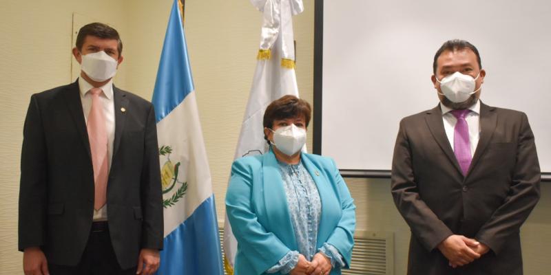 Autoridades del IGM y Ministerio de Educación