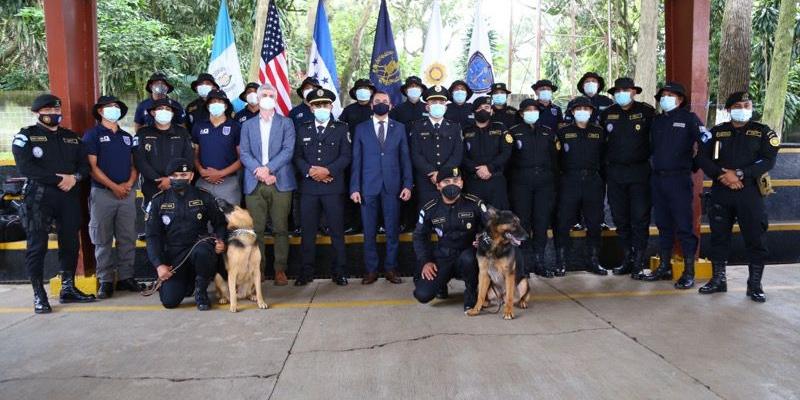 Inauguran primer curso nacional e internacional de guías caninos